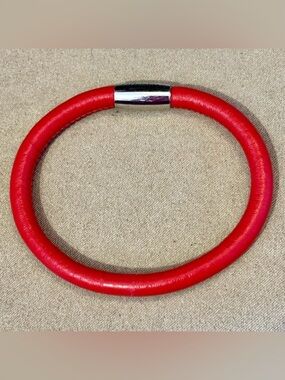 🆕Listing! Brighton Woodstock Single bracelet in red leather Holds beads & charms